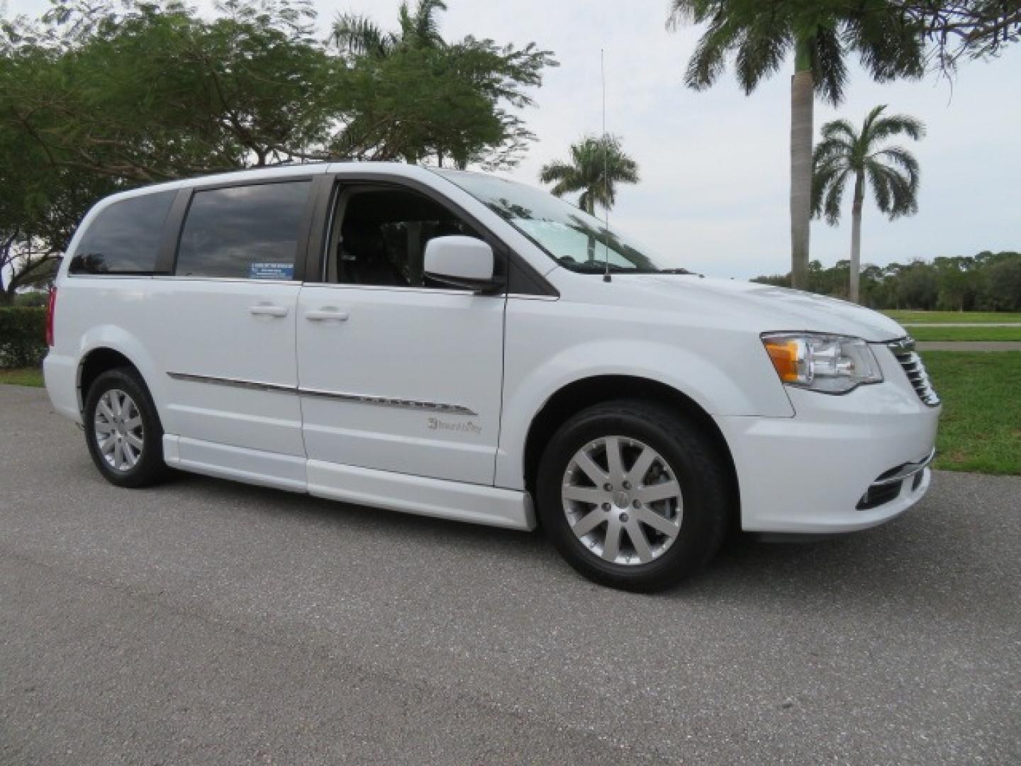 2014 White /Black Chrysler Town & Country (2C4RC1BG4ER) , located at 4301 Oak Circle #19, Boca Raton, FL, 33431, (954) 561-2499, 26.388861, -80.084038 - Photo#8